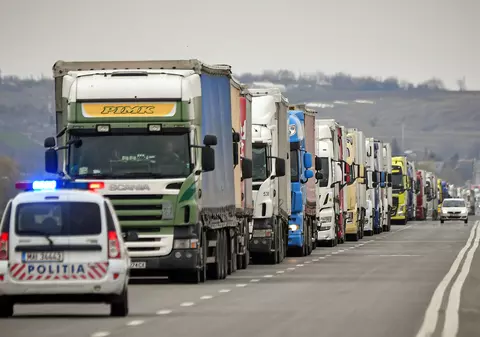 Un șofer de TIR bulgar nu mai are voie să intre 15 ani în România. A închis vama Giurgiu cu apelul lui la 112