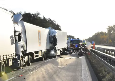 Un șofer de TIR, mort, altul în stare critică, într-un accident cu cinci camioane, pe o autostradă din Germania