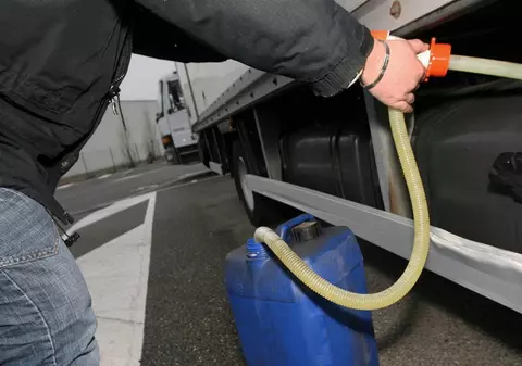 Doi șoferi români de TIR au făcut pană când fugeau cu motorina furată de la un bulgar, în Franța. Arestați când schimbau roata