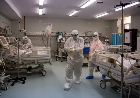 Testarea pacienților la internarea în spitale va fi gratuită. Managerii care condiționează accesul de rezultatul testului pot fi demiși