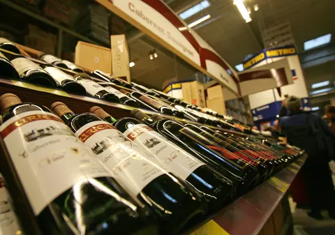 Reciclarea sticlelor, inclusiv a celor din plastic, va deveni obligatorie în România. Cât va costa și cum se va realiza