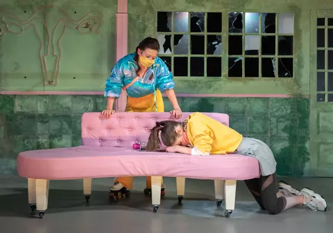 O piesă de teatru despre mame minore a stârnit revolta unor asociații de părinți conservatoare și a Inspectoratului Școlar Neamț: “Replici de canal porno”