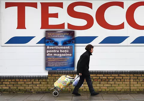 De ce se tace în fața afișelor în care clienții magazinelor Tesco din Marea Britanie sunt avertizați în română să nu fure?