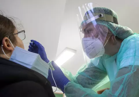 Persoanele care cer să fie testate la domiciliu, în Buzău, așteaptă chiar și 5 zile pentru un echipaj de la Ambulanță