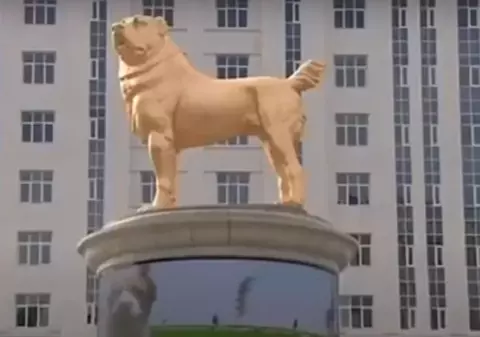 VIDEO | Președintele Turkmenistanului a ridicat o statuie aurită în cinstea câinelui său preferat