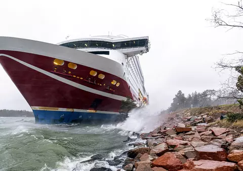 VIDEO | O navă cu peste 400 de pasageri la bord a eșuat în apropierea unui port din Finlanda