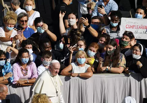 Vaticanul le face gratuit teste COVID-19 și vaccinuri antigripale persoanelor nevoiașe