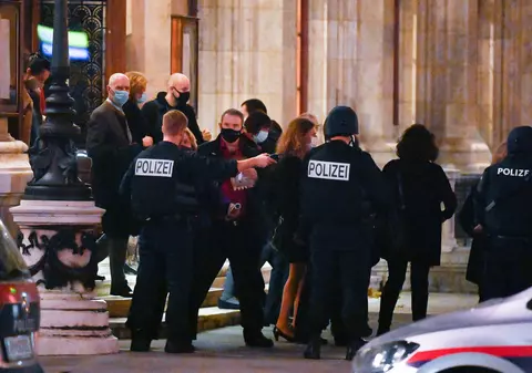 VIDEO | Filmul atacului din Viena. Ultimele ore fără restricții de dinaintea lockdownului, înăbușite în teroare