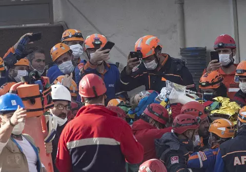 Încă un miracol la Izmir: o fetiță de 4 ani a fost salvată de sub dărâmături, la 91 de ore de la seismul din Turcia