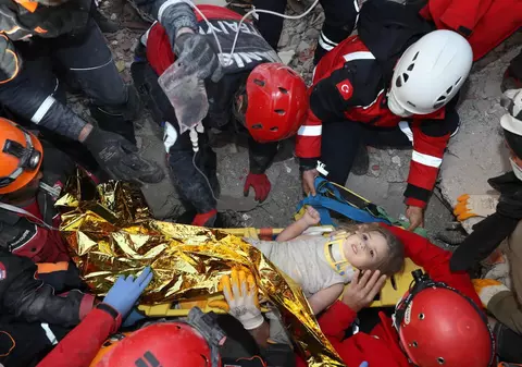 Fetița salvată de sub dărâmături la 91 de ore de la cutremurul din Turcia a rămas fără mamă: “Nu vă vom abandona”