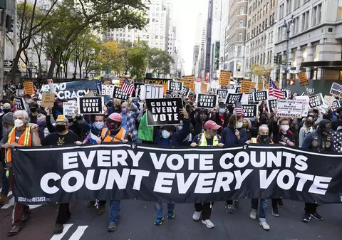 VIDEO | Proteste în mai multe oraşe din SUA, în timpul luptei strânse pentru Casa Albă: „Numărați fiecare vot”