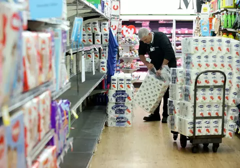 Rafturile cu hârtie igienică se golesc rapid în SUA. „Oamenii văd rafturile goale din magazinele mari și se panichează”