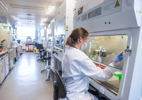 Experți: oamenii din grupuri diverse de vârstă pot primi vaccinuri diferite împotriva COVID-19