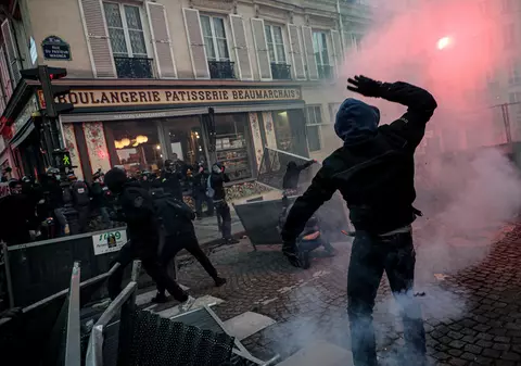 Articolul de lege din Franța care interzice difuzarea de imagini cu polițiști, rescris după protestele din weekend