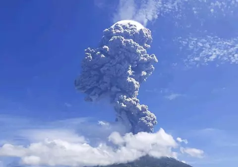 VIDEO | Imagini spectaculoase cu erupția unui vulcan din Indonezia. Mii de oameni, evacuați