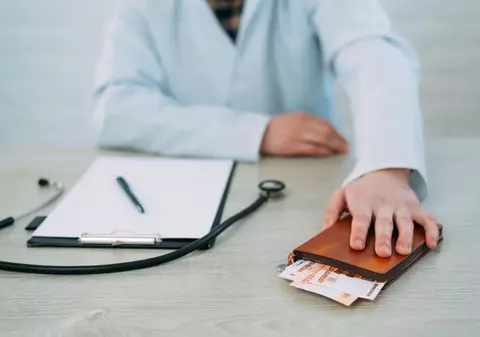 Asistent medical din Bihor, acuzat că a luat mită aproape 30.000 de euro de la șapte persoane cărora le-a promis ajutor la angajare