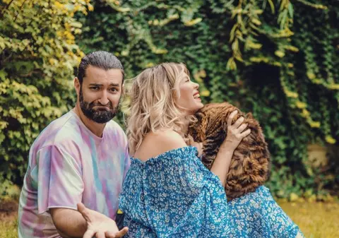 Smiley și Gina Pistol s-au sărutat pentru prima oară în public. S-a întâmplat pe platoul de filmare de la Chefi la cuțite, de ziua vedetei