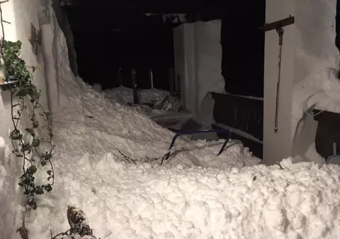 Un sat din Alpii Austrieci a fost înghițit de avalanșă. Zăpada a intrat în case. Miracol: nimeni nu a fost rănit