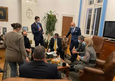 Imagini din „culisele” sediului PNL. Ce făceau liberalii cu câteva minute înainte de afișarea exit-poll-ului