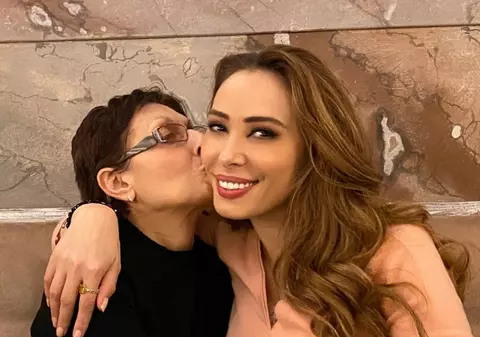 Mesajul Iuliei Vântur pentru părinții ei, de ziua acestora de naștere. „Mereu ai fost suport, stâlpul de rezistență al casei, al familiei”