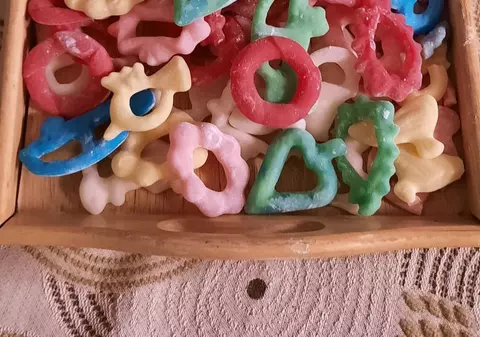 VIDEO | Figurine de zahăr pentru pomul de Crăciun. Rețetă preparată de o familie din Covasna