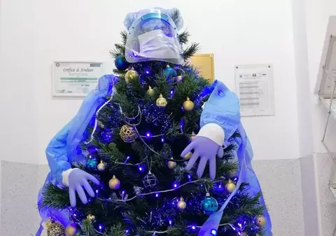 FOTO | Brad decorat ca un medic echipat de pandemie la un spital din Sibiu cu pacienţi COVID-19