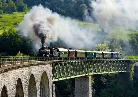 Cele mai spectaculoase călătorii cu trenul prin Europa. De la hotelul de lux pe roți El Transcantábric la traseul din Harry Potter