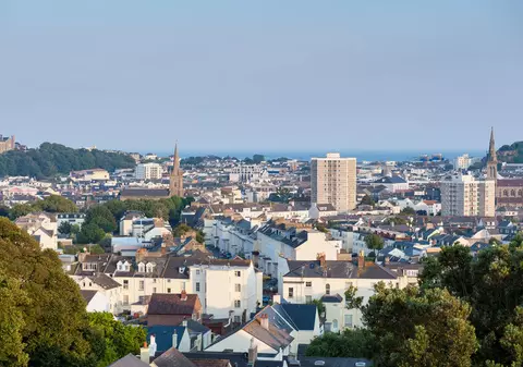 Jersey, insula din Canalul Mânecii, unde trăiesc aproape 3.000 de români, inclusă acum pe lista țărilor din zona galbenă