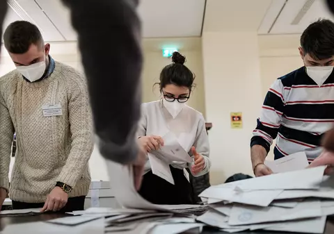 Tinerii români care s-au implicat în organizarea alegerilor la Berlin: „Nouă ne merge bine aici; nu putem să-i lăsăm pe cei de acasă de izbeliște”