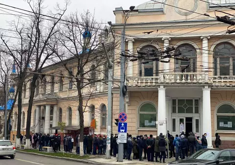 VIDEO  | Alegeri parlamentare 2020. Cozi la secțiile de votare din Chișinău