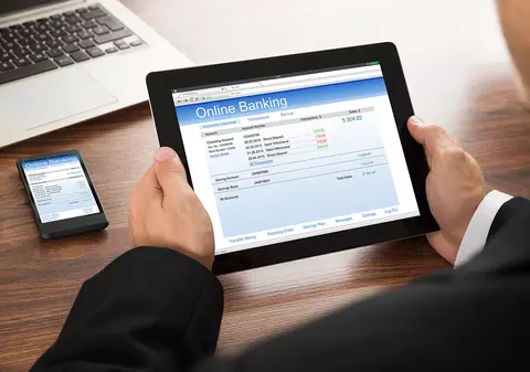 Doi angajaţi ai unei bănci, cercetaţi pentru fraudă. Unul dintre ei şi-a însuşit peste 137.000 de euro din contul unui client, ajutat de celălalt