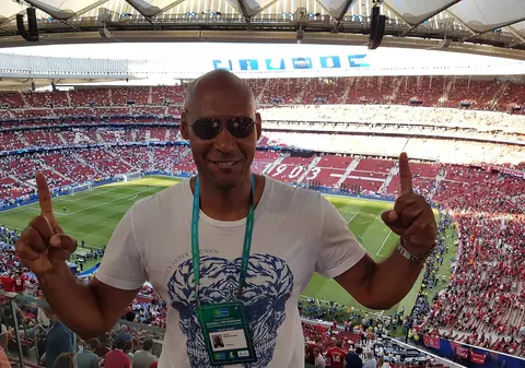 Nana Falemi, versiunea sa despre cum e să fii „ăla negru” în România. Amintiri de la școală și de pe terenul de fotbal