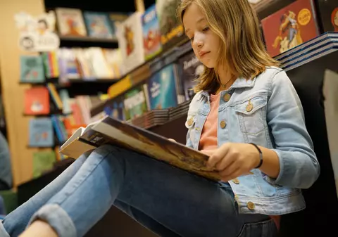 Ce cărți le recomandă elevilor în vacanță scriitoarele Ioana Nicolaie și Adina Popescu: „E ca și cum ar vedea filmul de pe Netflix în mintea lor”