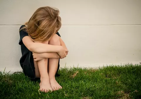 Fată de 10 ani din Brăila, violată de zeci de ori. Femeia care o avea în grijă o încuraja să suporte relațiile sexuale