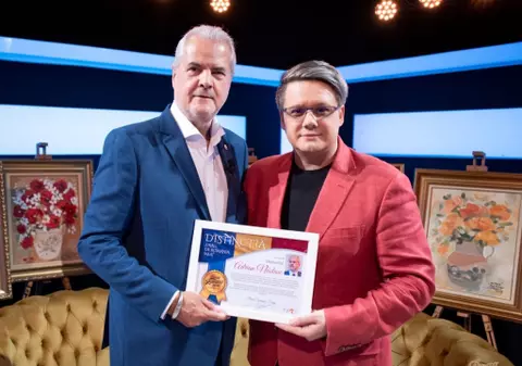 Adrian Năstase, premiat de Fuego la TVR. Cum este descris fostul premier, condamnat pentru corupţie:  "Demnitatea îi este carte de vizită"