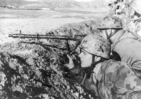 Drumul unui erou către casă. Osemintele unui soldat român, ucis în Al Doilea Război Mondial, au fost găsite în Iași și predate familiei