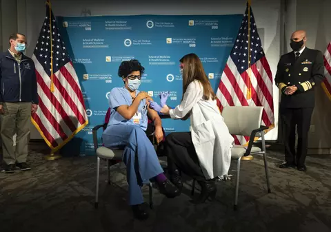 În SUA, gradul de acceptare a vaccinului anti-COVID a crescut în ultimele săptămâni. Ce i-a convins pe unii sceptici