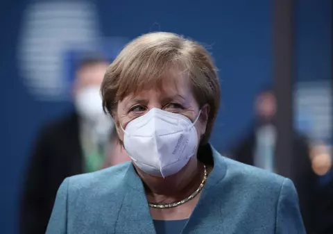 Angela Merkel, deschisă ideii de a colabora cu Rusia pentru producţia de vaccinuri﻿