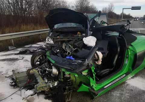 Român îngrozit în Germania, un Audi R8 de 153.000 de euro s-a făcut praf de mașina lui, în timp ce-l depășea