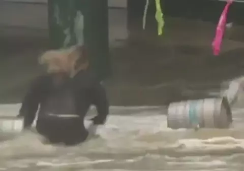VIDEO | O femeie din Australia și-a riscat viața în timpul unei furtuni, pentru a recupera două butoaie cu bere