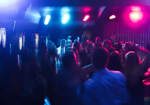 O nouă petrecere în Belgia, în plină pandemie. Poliţia a arestat 56 de persoane dezbrăcate, într-o locație din apropierea unui spital