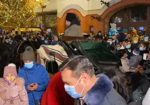 VIDEO | Sute de oameni la aprinderea luminițelor, în Baia Mare. Primarul Cherecheș: „Nu îi putem ucide pe Moș Nicolae și pe Moș Crăciun”
