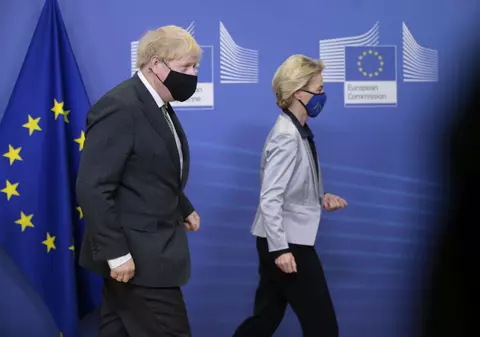 Controlul impus de UE exportului de vaccinuri inflamează relațiile cu Londra, pe tema Irlandei de Nord: „Un act ostil incredibil”