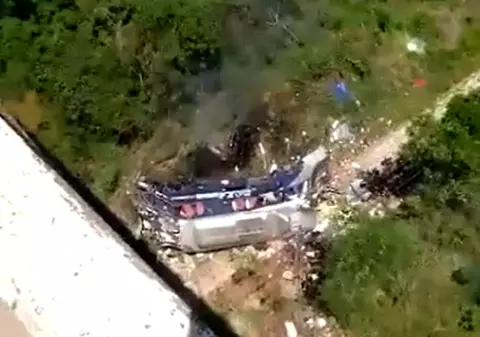 VIDEO | Cel puţin zece oameni au murit, după ce un autobuz s-a prăbuşit în gol în Brazilia
