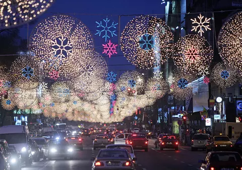 Când se aprind luminițele de Crăciun în București: Primăria Capitalei păstrează suspansul