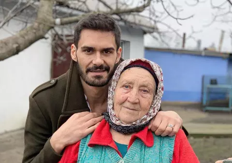 Viviana Sposub a cunoscut-o pe bunica lui George Burcea. Cum s-au fotografiat cei trei. „Te iubim mult”