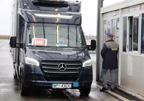 De ce a fost adus vaccinul anti-COVID cu o camionetă frigorifică și nu cu avionul