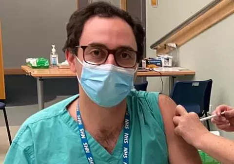 Chirurg român în prima linie din Scoția, care s-a vaccinat anti-COVID: „Este singura noastră scăpare”