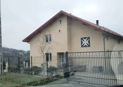 „Ziarul de Iași” publică mărturiile vecinilor unei vile de lângă Iași, unde ar fi un sediu Kasta Morrely: „Știu că stau acolo multe fete. Fotomodele”