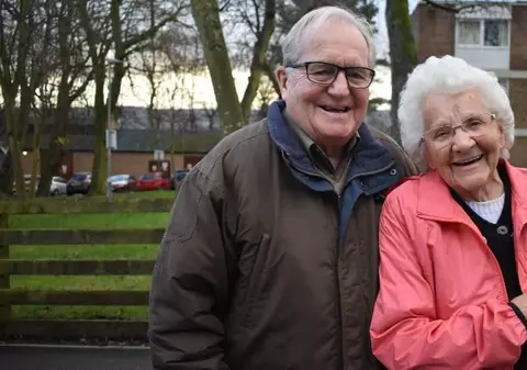 Un cuplu de 90 de ani din Anglia, de mână la vaccinarea anti-Covid